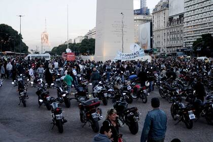 A pesar de que la medida fue impuesta por la provincia de Buenos Aires, motociclistas auto convocados protestaron en el Obelisco