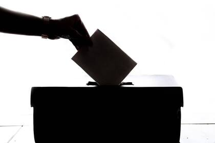 A pesar de que la tecnología avanzó enormemente, el voto por internet no está permitido en las elecciones federales de Estados Unidos (Foto Canva)