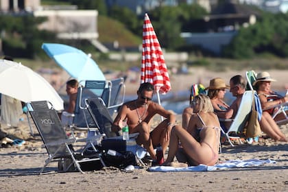 A pesar de que llegaron juntos a Uruguay, esta es la primera vez que son vistos juntos en la playa