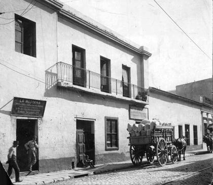 A pesar de que no existe un consenso al respecto, muchos investigadores creen que la Jabonería de Vieytes estaba ubicada en esta casa de dos plantas en México al 1056 (Gentileza; Alejandro Daniel Machado)