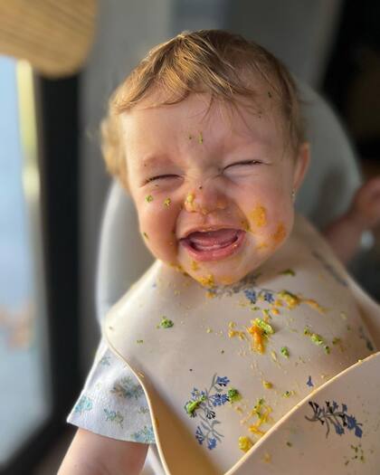A pesar de que no le gustó su primera comida solida, ahora Ana come de todo