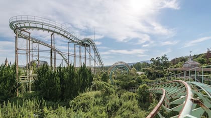 A pesar de que se había cerrado para ser demolido, las instalaciones sigues en pie, como esta montaña rusa