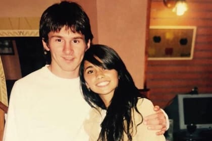 A pesar de que se mudó a España a sus 13 años, Messi siguió en contacto con Roccuzzo hasta que una dura tragedia lo hizo volver al país