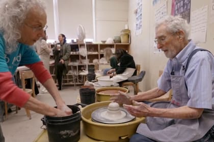 A pesar de que toma clases de cerámica hace diez años, Strausman asegura que no está conforme con sus piezas