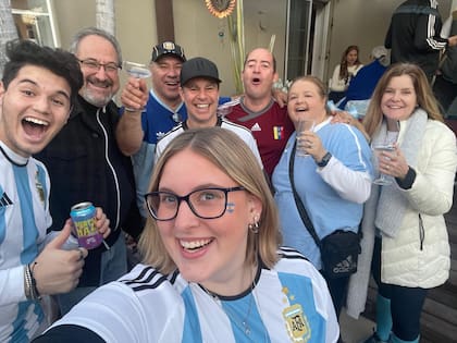 A pesar de ser ciudadana naturalizada, Sime se define como “argentina por nacimiento, amor y elección” y “futbolera del alma”.