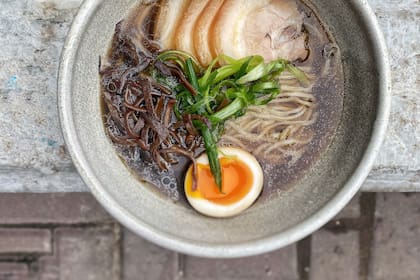 A pesar de ser un caldo caliente, el ramen es uno de los platos estrellas del verano en el Pasaje Echeverría