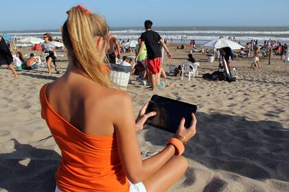 A pesar de ser un momento para desenchufarse del año, las tabletas y smartphones se encuentran presente en Mar del Plata y los diferentes paradores de la costa