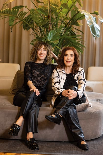 A pesar de su agenda apretada, madre e hija se las ingenian para verse todos los días mientras Anita está de visita en nuestro país. Mirta Busnelli protagoniza la obra de teatro Ese Bow-Window no es americano, basado en un cuento de Samanta Schweblin, en Dumont 4040. "Estoy muy contenta. El teatro es vida y me gusta hacerlo... Hoy siento que estoy viviendo un momento muy afortunado con la obra, con mi hija y con mi nieta. Ojalá esto dure un rato largo", confiesa.