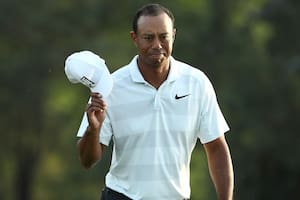 Tiger no brilla, pero al menos sigue en el torneo que lidera Reed