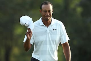 Tiger no brilla, pero al menos sigue en el torneo que lidera Reed