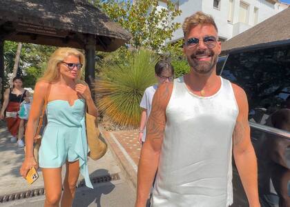 A pesar de su reciente separación. Ricky Martin se mostró paseando por Marbella junto a su amiga española Esther Cañadas. Mientras el cantante combinó una musculosa blanca con bermudas de jean, la modelo lució un mono en tonos pastel