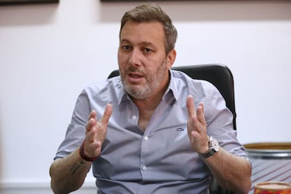 A pesar de una infancia difícil, en la que su mamá lo abandonó de niño y su padre estuvo preso varias veces, Esteban piensa que con esfuerzo se puede salir adelante y toma a sus logros como una prueba de eso.