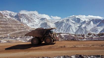 A pesar del agotamiento de algunos yacimientos, el oro sigue siendo la principal exportación minera de Argentina, representando el 52% del total, con Veladero como la mina más grande del país y nuevos proyectos en desarrollo