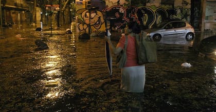 La esquina de Ciudad de la Paz y Blanco Encalada, en Belgrano, otra vez inundada luego de la intensa lluvia caída
