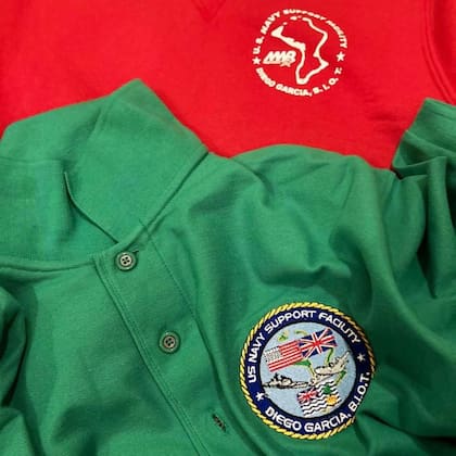 A pesar del carácter confidencial de Diego García, en la isla se venden camisas y otros regalos