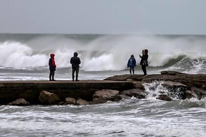 A pesar del clima esquivo, con neblina y bajas temperaturas, los turistas se animan a estar un rato bien cerca del mar