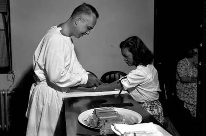 A pesar del estigma que sigue existiendo, el 95% de los adultos son naturalmente inmunes a la enfermedad de Hansen y, una vez comienza el tratamiento, ya no es contagiosa. (Guerrero recibe una inyección en el Leprosario Nacional de Carville, Luisiana)