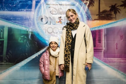 A pesar del frío, Rochi Igarzabal tampoco quiso perderse este show y asistió junto a su hija