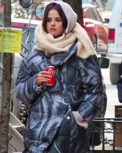 A pesar del frío, Selena Gomez disfruta de una bebida fría mientras camina por Nueva York