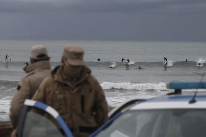 A pesar del frío y la llovizna, la protesta se desarrolló en Playa Grande