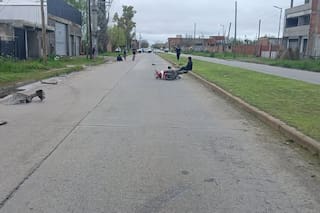 un automovilista atropelló a una motociclista y a un peatón y se dio a la fuga