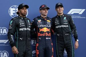 Mejoran los Mercedes, pero todavía no les alcanza contra el todopoderoso poleman Verstappen