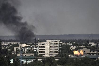 Una fotografía muestra una explosión en la ciudad de Severodonetsk durante los intensos combates entre las tropas ucranianas y rusas en la región de Donbas, en el este de Ucrania, el 30 de mayo de 2020.