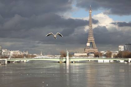 El río Sena, desbordado luego de varios días de incesantes lluvias en París, alcanzará este fin de semana su nivel máximo en varios años