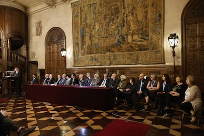 A pleno, los miembros de la Academia Argentina de Letras escucharon a Spregelburd en el Palacio Errázuriz