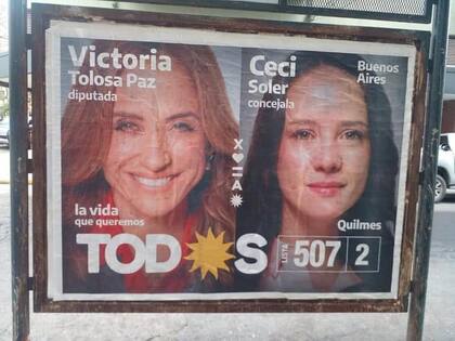 A pocas horas de haberlos pegado, sobre los carteles de agradecimiento de Mayra Mendoza superpusieron los de Victoria Tolosa Paz