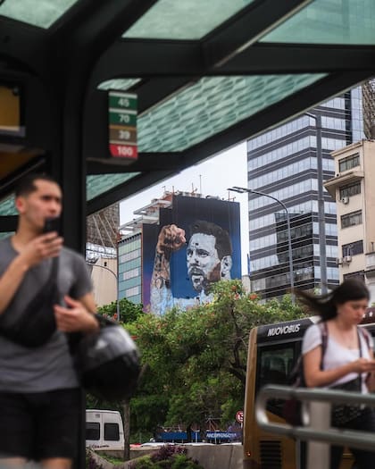 A pocos días de cumplirse un año de la gran final de la Copa del Mundo, un nuevo mural de Messi llegó a Buenos Aires