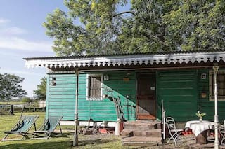 Una escapada distinta cerca de Buenos Aires: la experiencia de dormir en vagones reciclados en pleno campo
