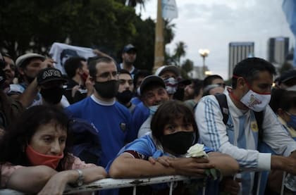A pocos minutos de las seis de la mañana, la fila ya da vuelta la Plaza de Mayo
