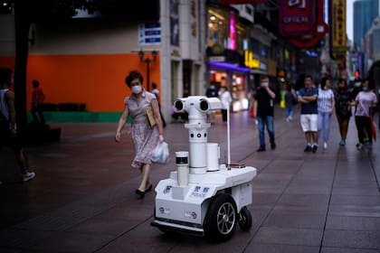 Un robot policía vigila las calles de Shanghai 