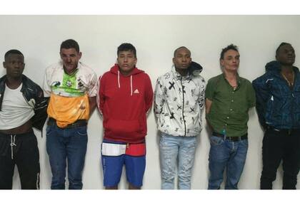 Una foto difundida el 10 de agosto de 2023 por la Policía ecuatoriana muestra a seis hombres colombianos detenidos en relación con el asesinato del candidato presidencial Fernando Villavicencio en Quito. (Foto de Handout / Policía Ecuatoriana / AFP) 