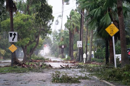 A primera hora del jueves, se convirtió en tormenta tropical en tierra y se espera que salga a las aguas del océano Atlántico cerca del Centro Espacial Kennedy más tarde