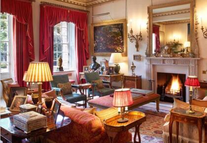 A primera vista, en la sala de estar del príncipe Carlos se pueden contar cinco lámparas de mesa 