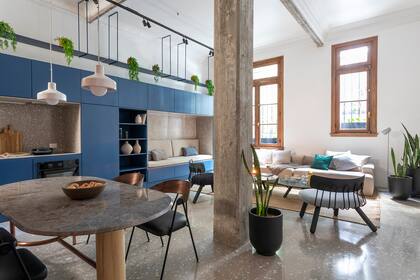 "A principio me resistí a usar un material que no conocía. Pero el arquitecto Della Vecchia me convenció, y ahora no lo cambio por nada”, dice Mara Balbi, dueña de este departamento.