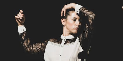 A principios de 2017 Ayelen Clavin había creado, junto a su colega y amiga Natacha Visconti, Un simple aleteo de pestañas puede expresar cólera, una obra para la Compañía de Danza de la Universidad Nacional de las Artes (UNA).