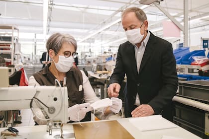 A principios de abril, Louis Vuitton reabrió y transformó sus talleres franceses para fabricar barbijos no quirúrgicos