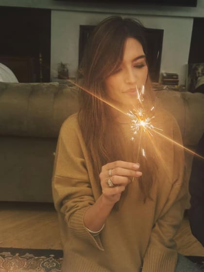 A principios de enero, la periodista española debió ser operada de urgencia mientras se encontraba en Canarias junto a su pareja y sus amigos (Foto: Instagram @saracarbonero)