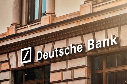 A principios de este siglo, Deutsche Bank primero intentó convertirse en una potencia bancaria global y luego vivió años de tasas de interés negativas a nivel local que hicieron difícil a la entidad ganar dinero. A principios de 2020, el precio de sus acciones había caído más del 90% desde su máximo en 2007. La reciente racha de buena fortuna de la empresa tiene mucho que ver con el hecho de que “ya no es una desgracia”, resume un analista.