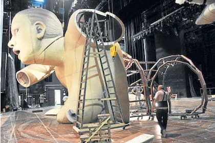 Armado de la puesta El gran macabro, la ópera que presentó La Fura dels Baus en el Teatro Colón