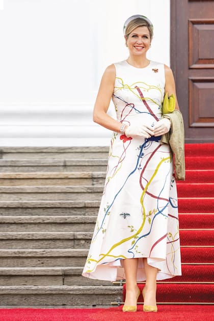 A principios de julio, en su visita oficial a Alemania, la reina de Holanda lució este espectacular diseño de la colección Alta Cotura 2021 de Natan que lleva lianas e insectos pintados a mano por Pablo.