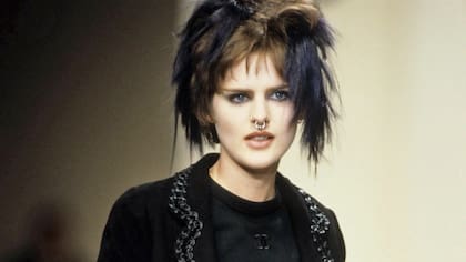 A principios de los 90, Stella Tennant llamó la atención de periodistas y fotógrafos por su inusual look