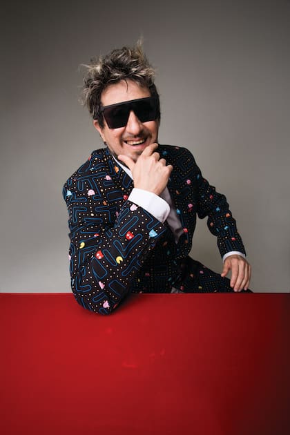 A principios de los 90, viendo un programa de televisión que conducía Verónica Castro, Cucho descubrió a Café Tacvba. E inmediatamente se hizo fan. Con los años creció el vínculo con la cultura mexicana.