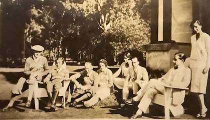 A principios de siglo pasado, Raquel Pueyrredon y Alejandro Lastra con amigos