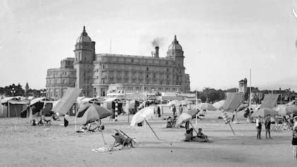 A principios del siglo pasado había una playa frente al antiguo Hotel Carrasco.