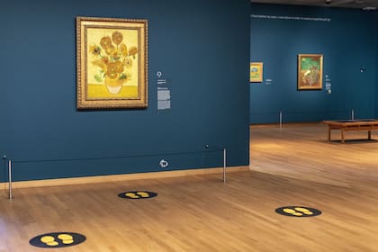En el Museo Van Gogh de Ámsterdam, las señales sobre el suelo indican al público desde dónde observar las obras y, al mismo tiempo, agilizan la circulación por el lugar