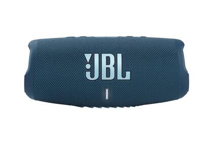 A prueba de agua. El JBL Charge 5 ofrece hasta 20 horas de reproducción y se puede conectar a otros altavoces portátiles para amplificar su sonido ($32.999)